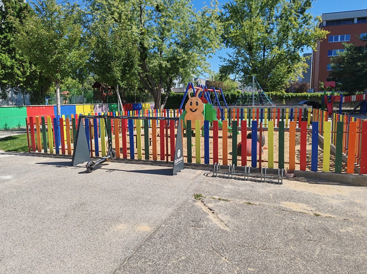 Stojan na kolobežky Dúbravka